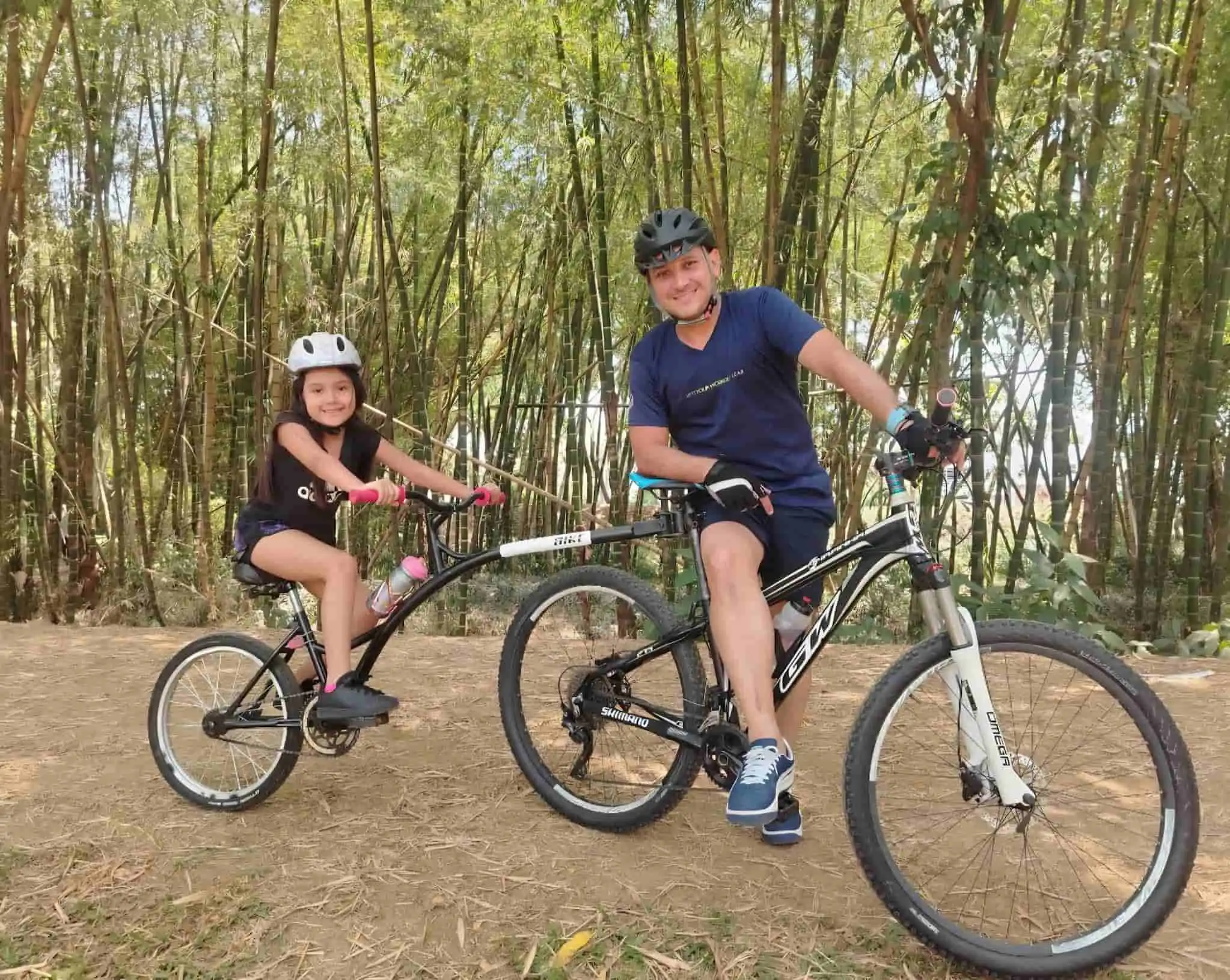 Papá e hija pedaleando juntos con ROLLINK BIKE en Colombia