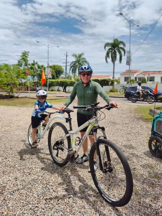 Padre e hija disfrutando un paseo familiar con trailer bike Colombia