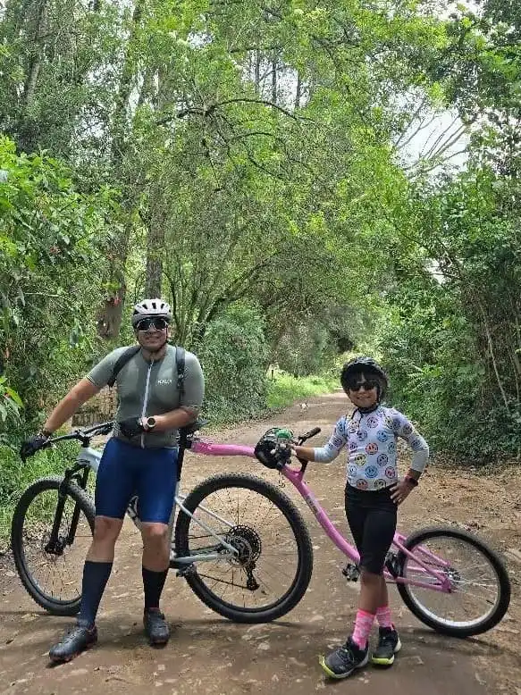 Papá e hijo rodando en camino con ROLLINK BIKE Trailer