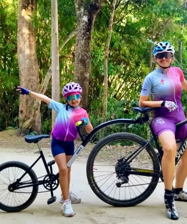 Familia ciclista en montaña colombiana con ROLLINK BIKE Trailer