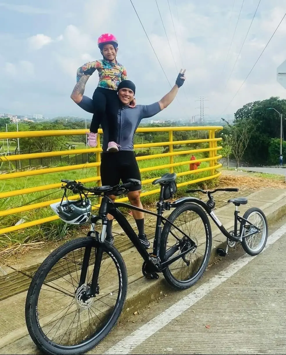 Niña pedaleando con su mamá en ciclovía colombiana con ROLLINK BIKE