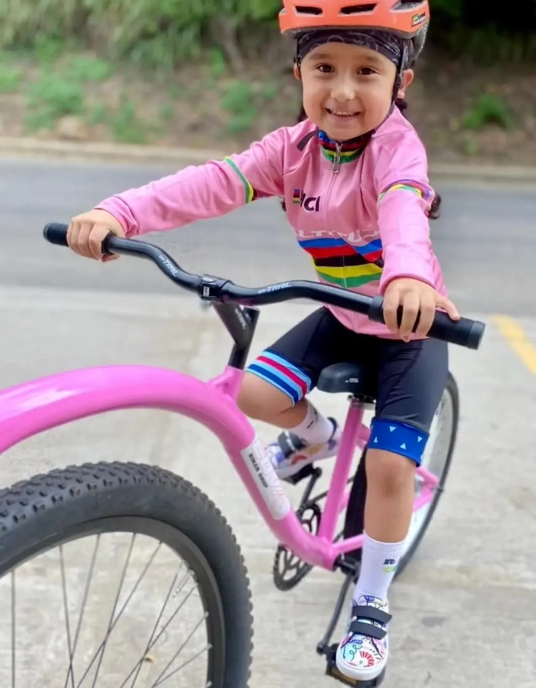 Familia colombiana pedaleando juntos con ROLLINK BIKE